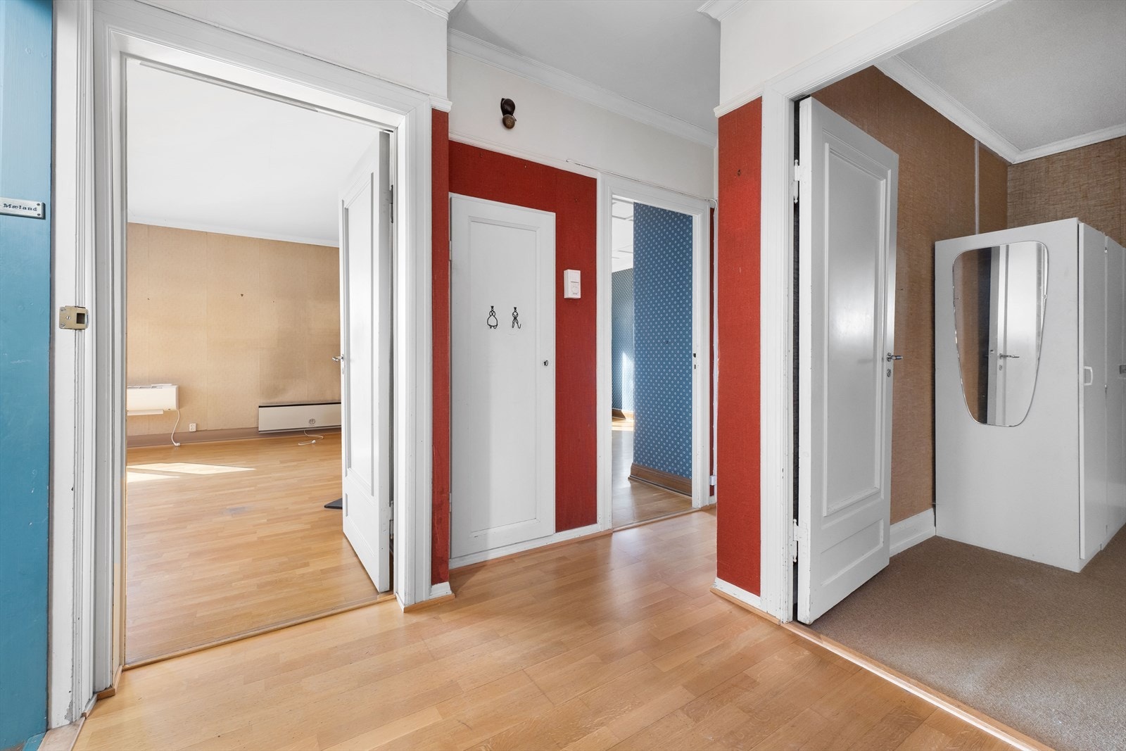 Leiligheten i 1.etasje har romslig entré/ gang med god plass til ytterbekledning. Galleribilde