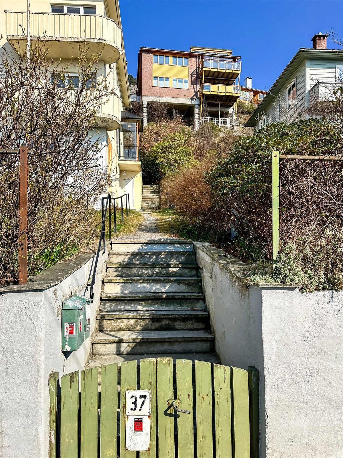 Eiendommen har opparbeidet hage med gressplen, prydbusker, skifertrapper og flaggstang. Galleribilde