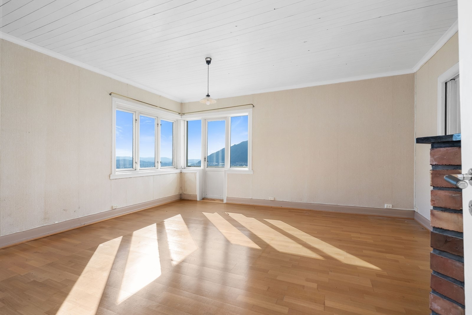 Stuen har rikelig med vindusflater som sørger for godt med naturlig lysinnslipp i rommet. Galleribilde