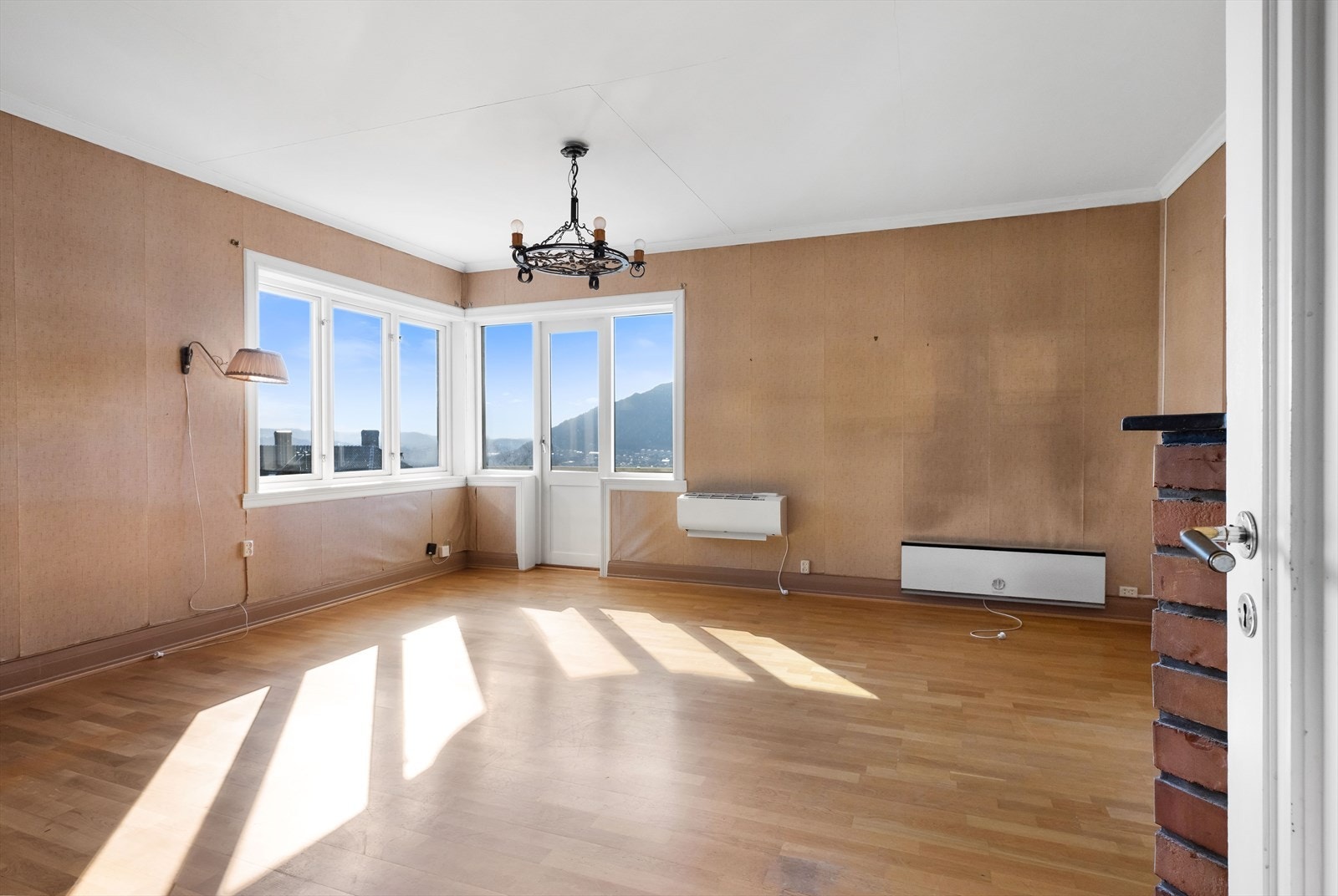 Stor og luftig stue med rikelige vindusflater som sørger for godt med naturlig lysinnslipp i rommet. Galleribilde