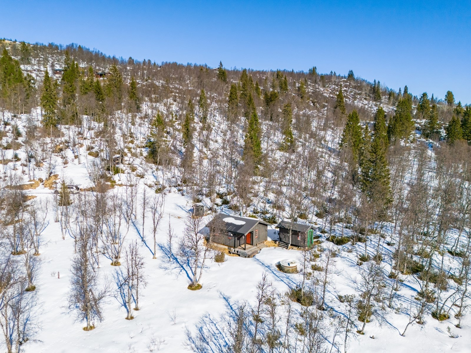 Eiet tomt på ca 2535 kvm Tomten er naturtomt, med opparbeidet grusvei og parkeringsplass. Galleribilde