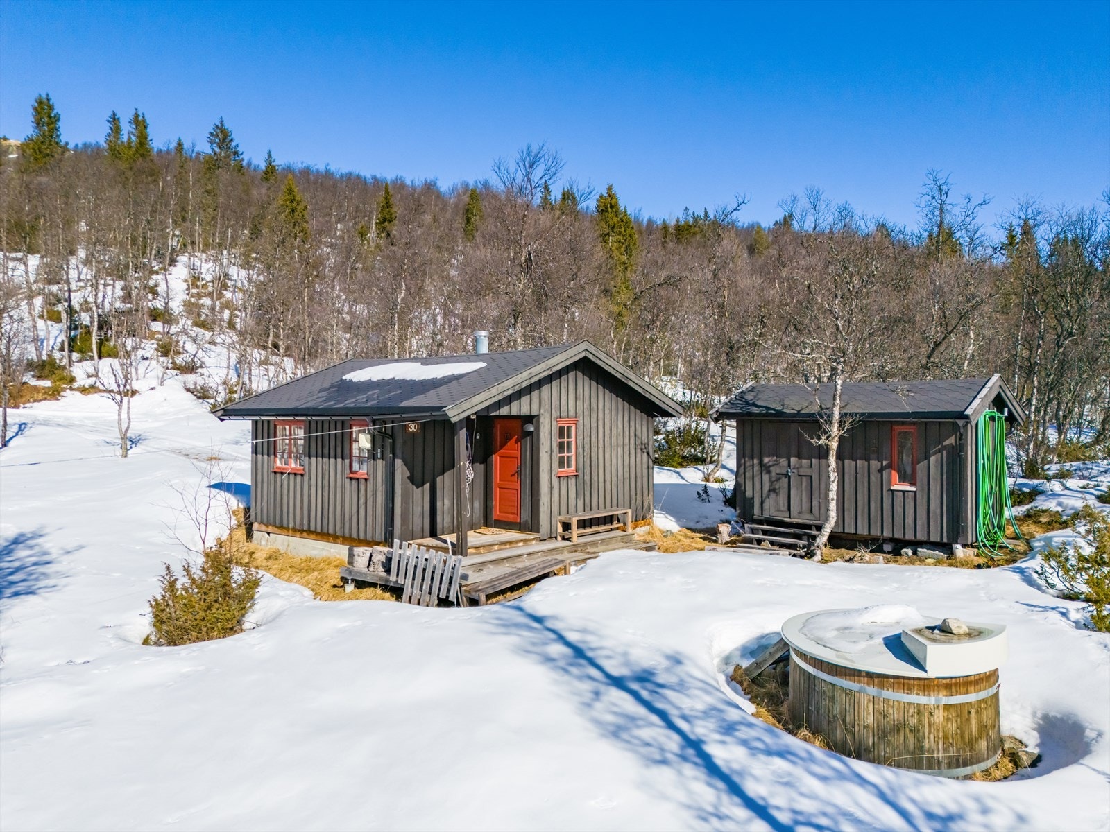 "Sildrebekk" - Koselig hytte ca 940 moh - Foran hytten er det en fin og usjenert uteplass. Galleribilde