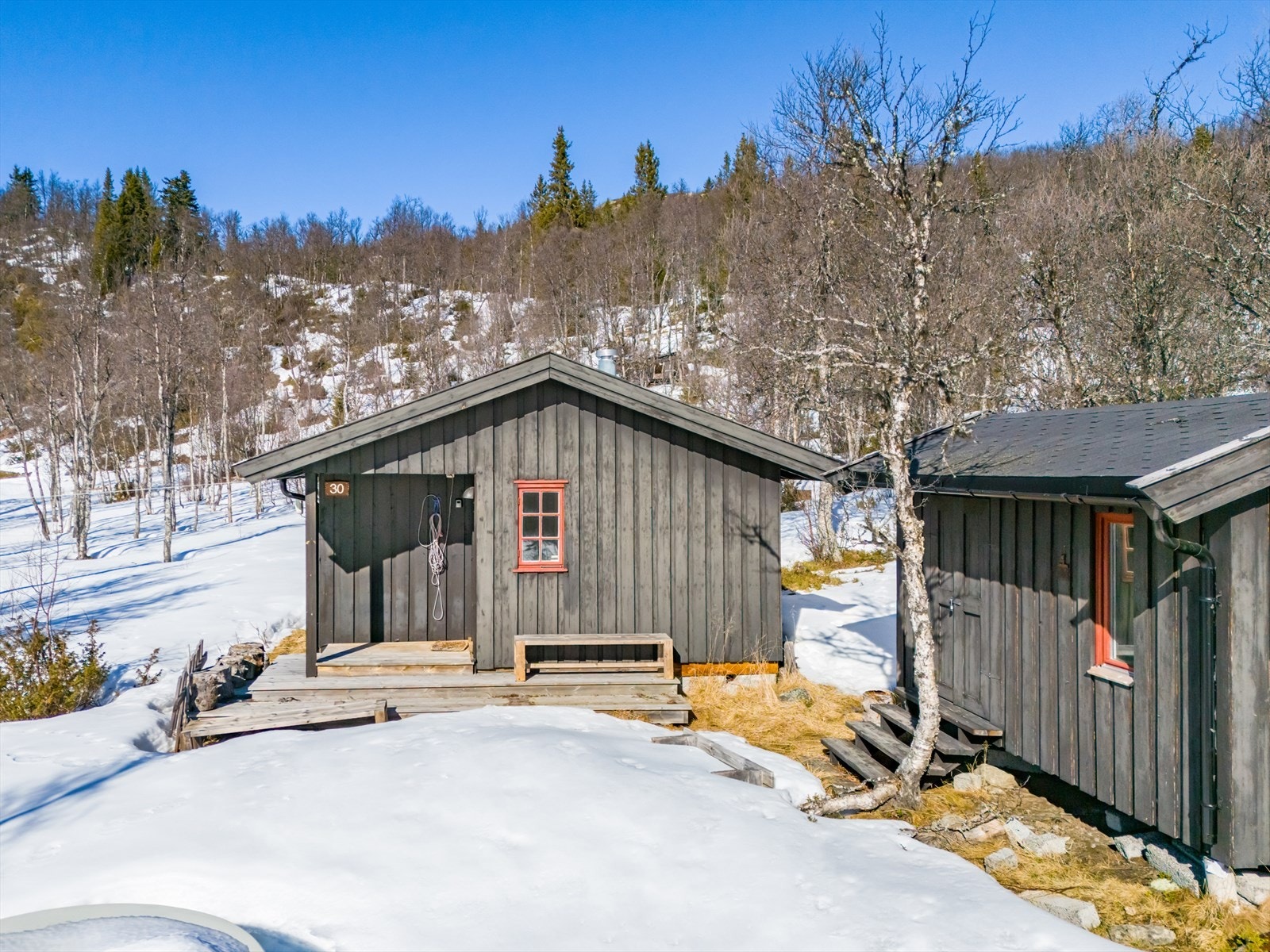 Inneholder: Vindfang, bod, gang, soverom, stue med åpen kjøkkenløsning. Utebod og utedo Galleribilde