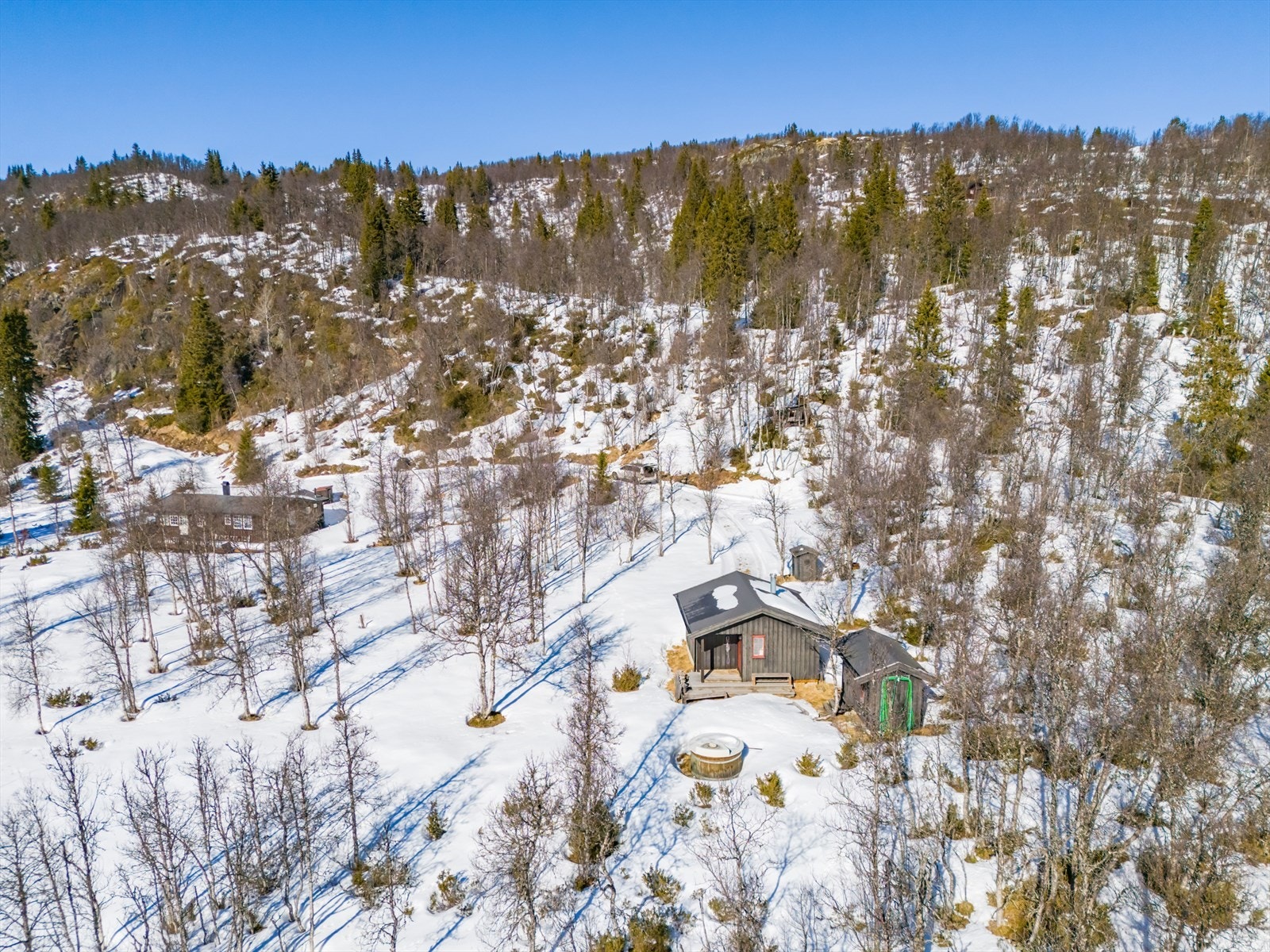 Lett tilgjengelig område med bilvei helt frem til hytten året rundt. Galleribilde