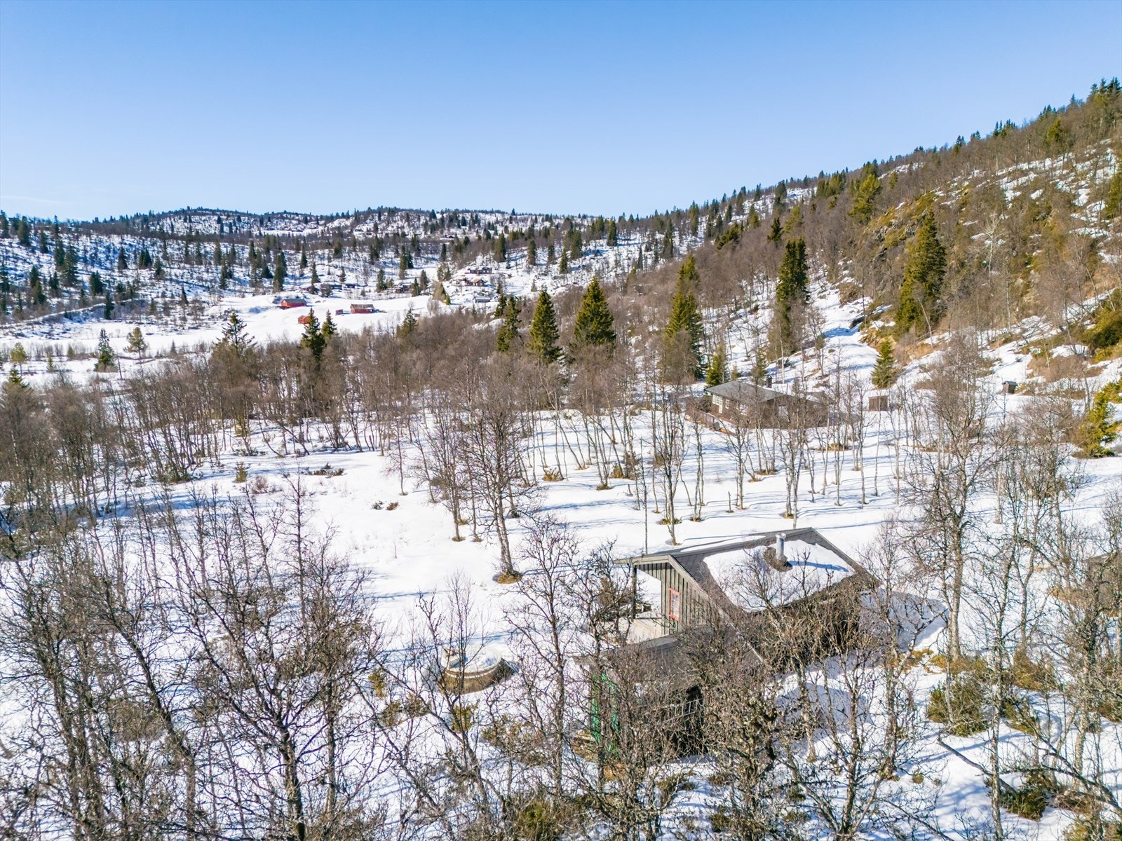 Hytten ligger rolig og usjenert til på Stølsområde på Torsbu, kun 15 min kjøretur fra Ål sentrum. Galleribilde