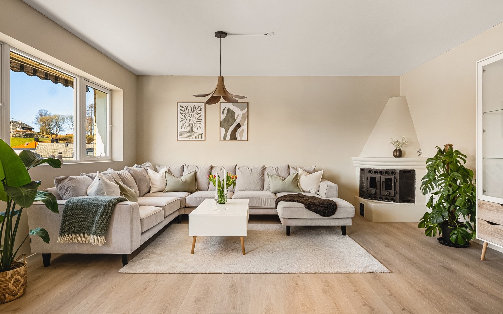 Stuen er nyoppusset i 2025 med nytt laminatgulv og gipsede, nymalte vegger. Galleribilde