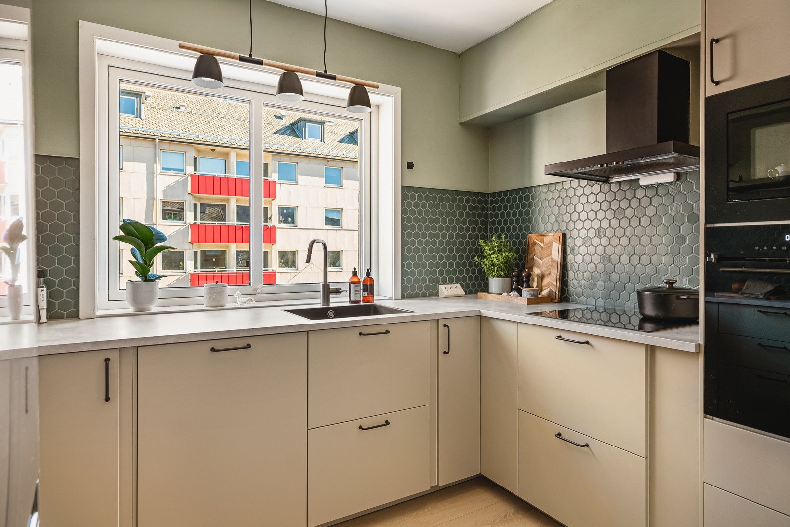 Kjøkkenet har integerte hvitevarer, med unntak av kombikjøleskapet som er frittstående men fint "integrert" i innredningen. Alle hvitevarene på kjøkkenet medfølger i handelen. Galleribilde