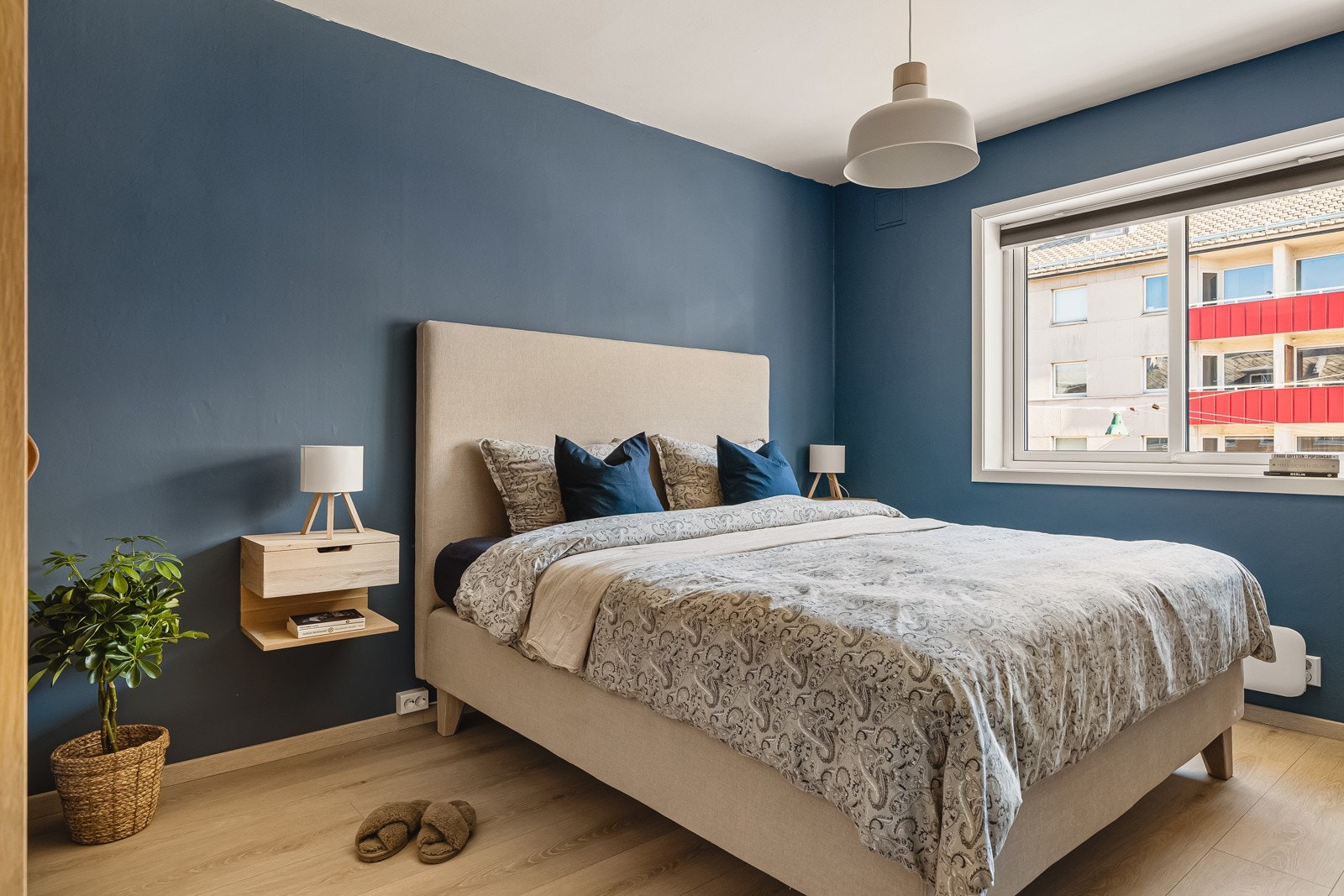 Stort og funksjonelt hovedsoverom med god plass til dobbeltseng og garderobeskap. Galleribilde