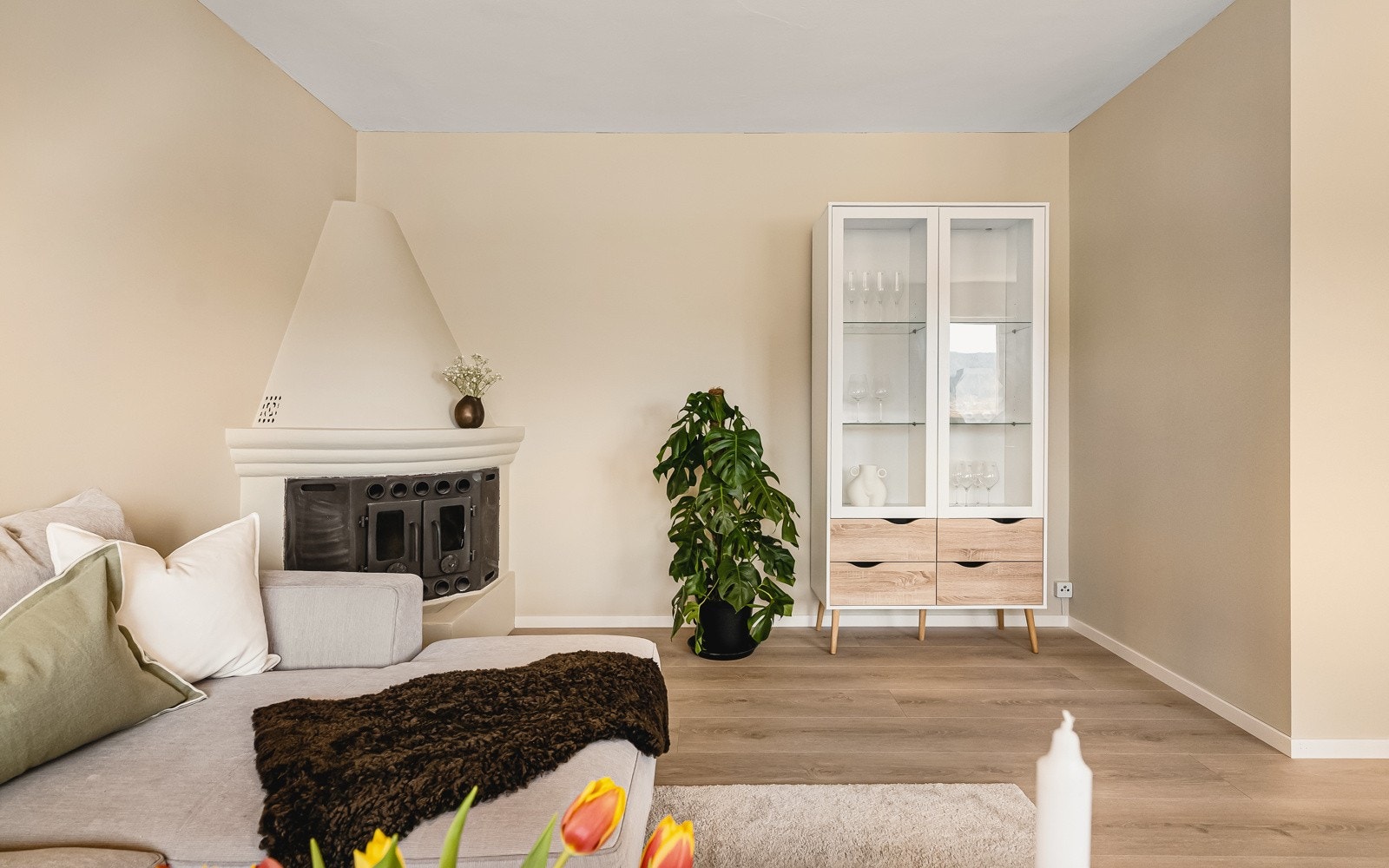 Det er vedovn i stuen og god plass til oppbevaring av ved i en av leilighetens tre boder. Galleribilde