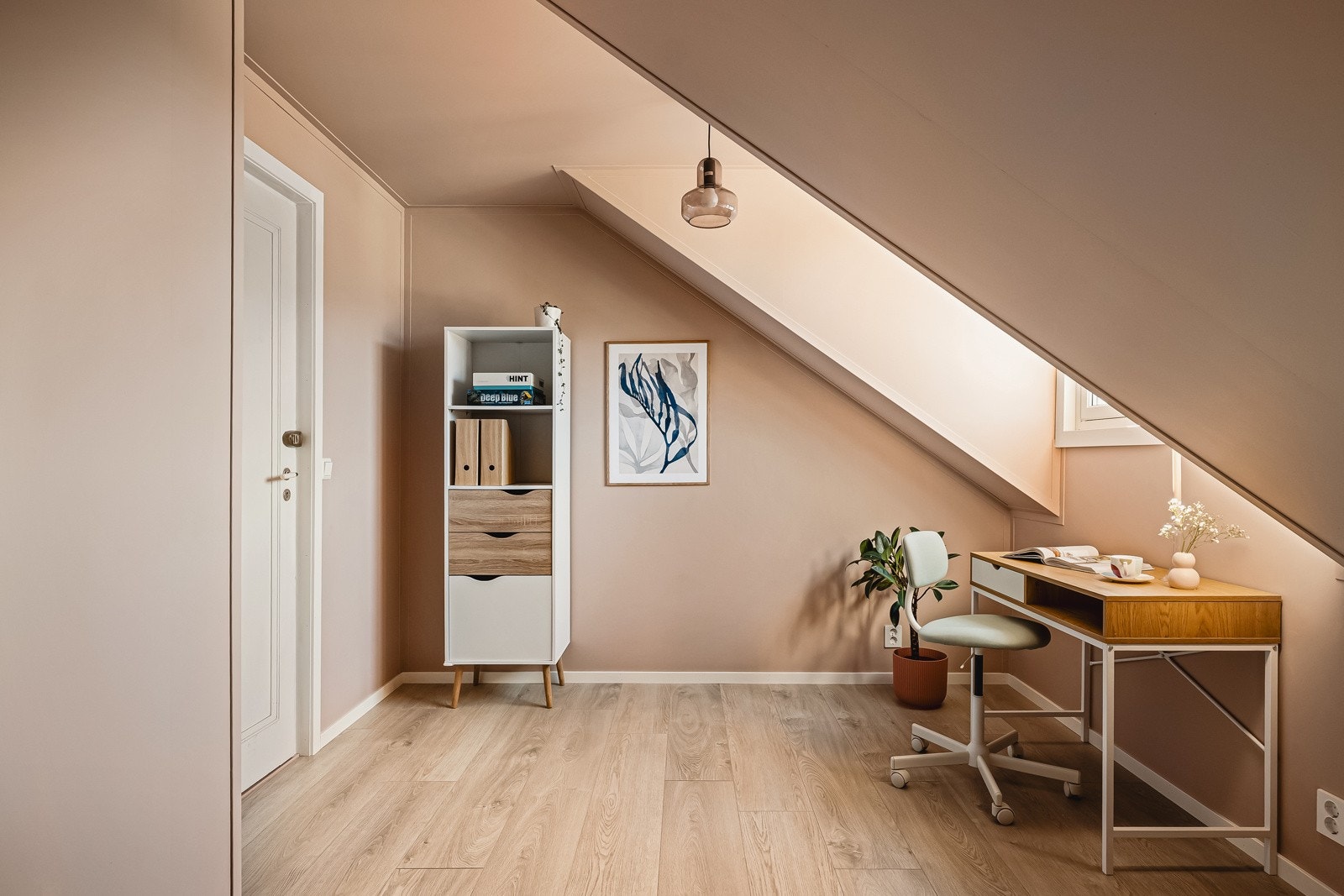 Rommet er nyoppusset i 2025 med nytt gulv og nymalte overflater. Galleribilde