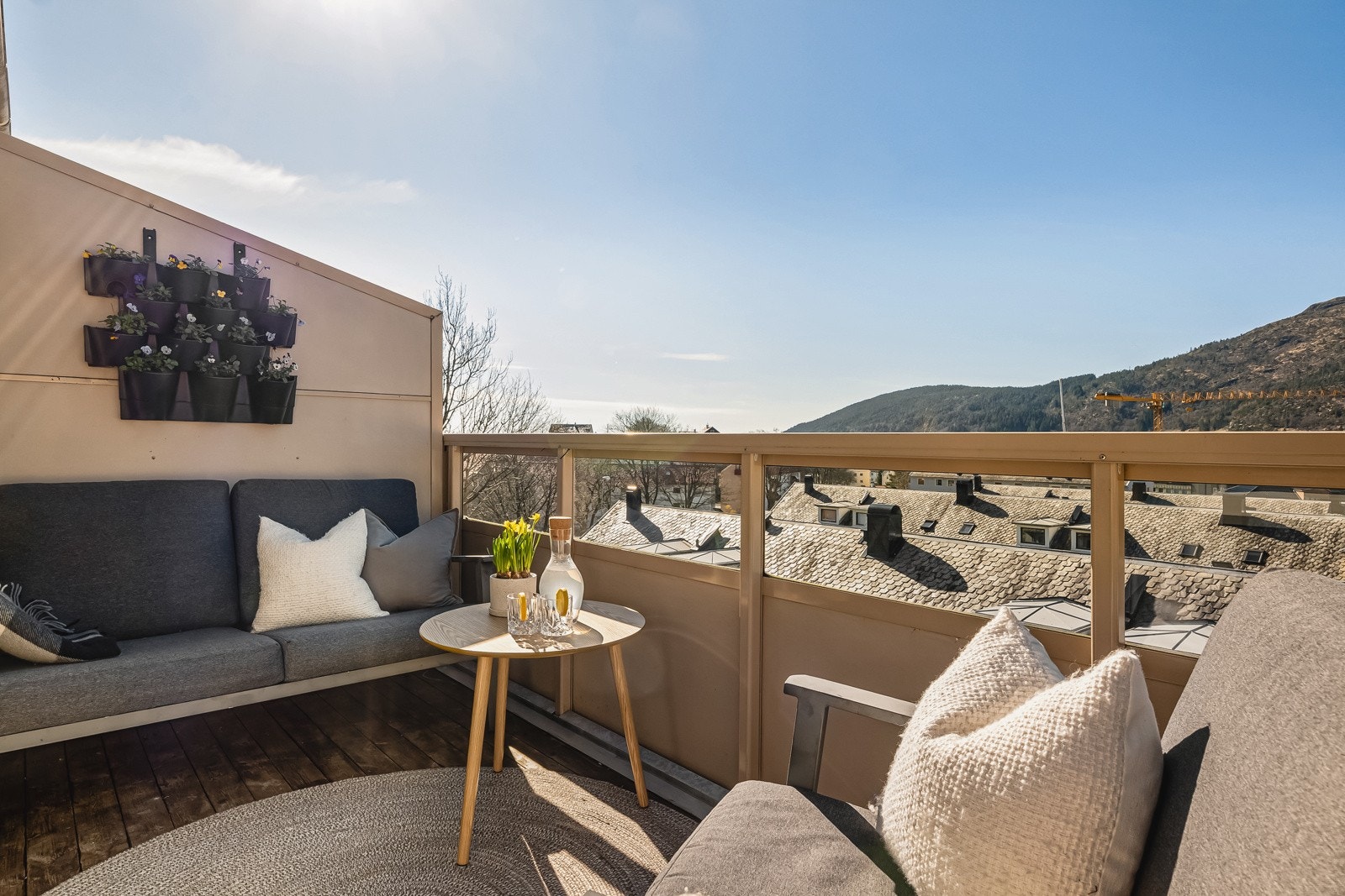 Vestvendt balkong med sol fra ca. 13:00-22:00 midtsommers. Galleribilde