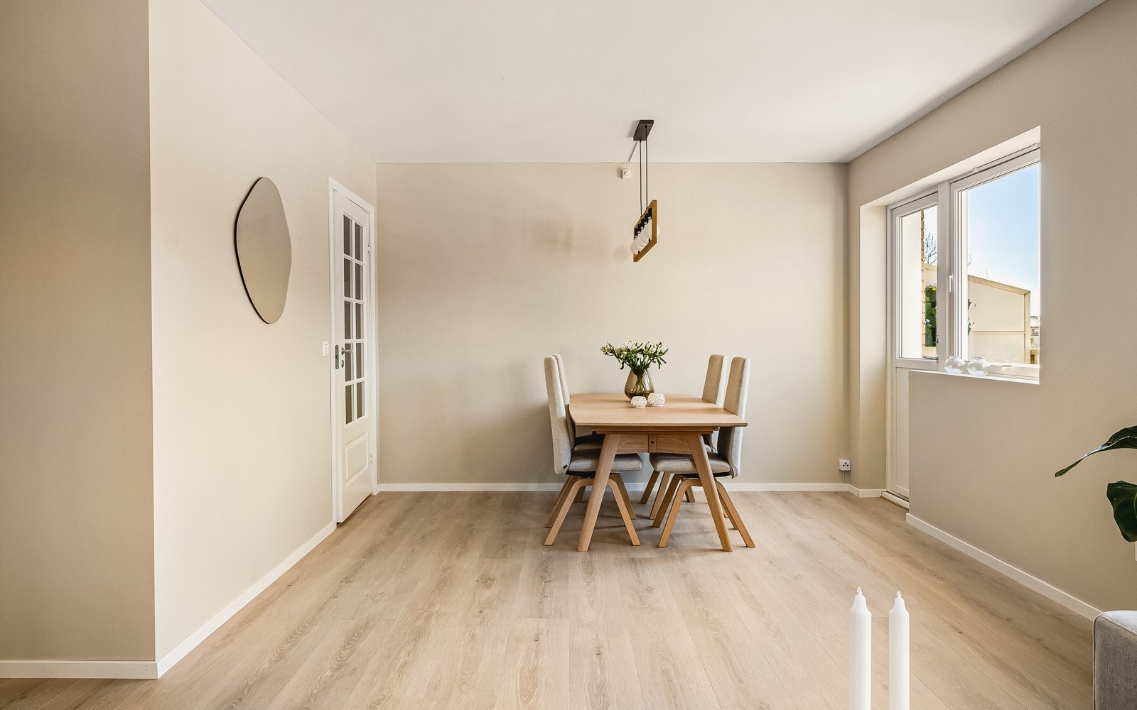 Stuen er romslig og har god plass til stor sofa, spisebord og annet møblement. Galleribilde