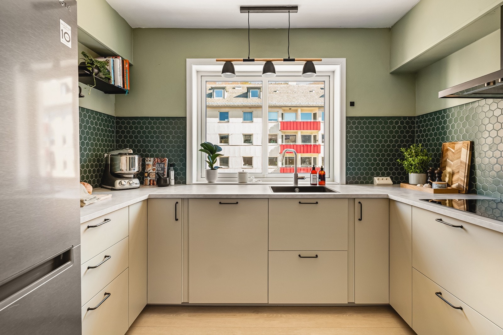 Kjøkkenet er meget innbydende med ny, lekker innredning fra 2024. Galleribilde