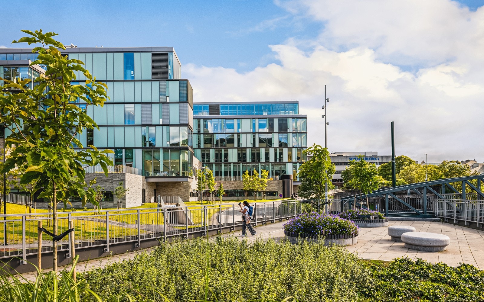 Like utenfor bygget går det buss med hyppige avganger til blant annet Haukeland sykehus og Bergen sentrum. Galleribilde