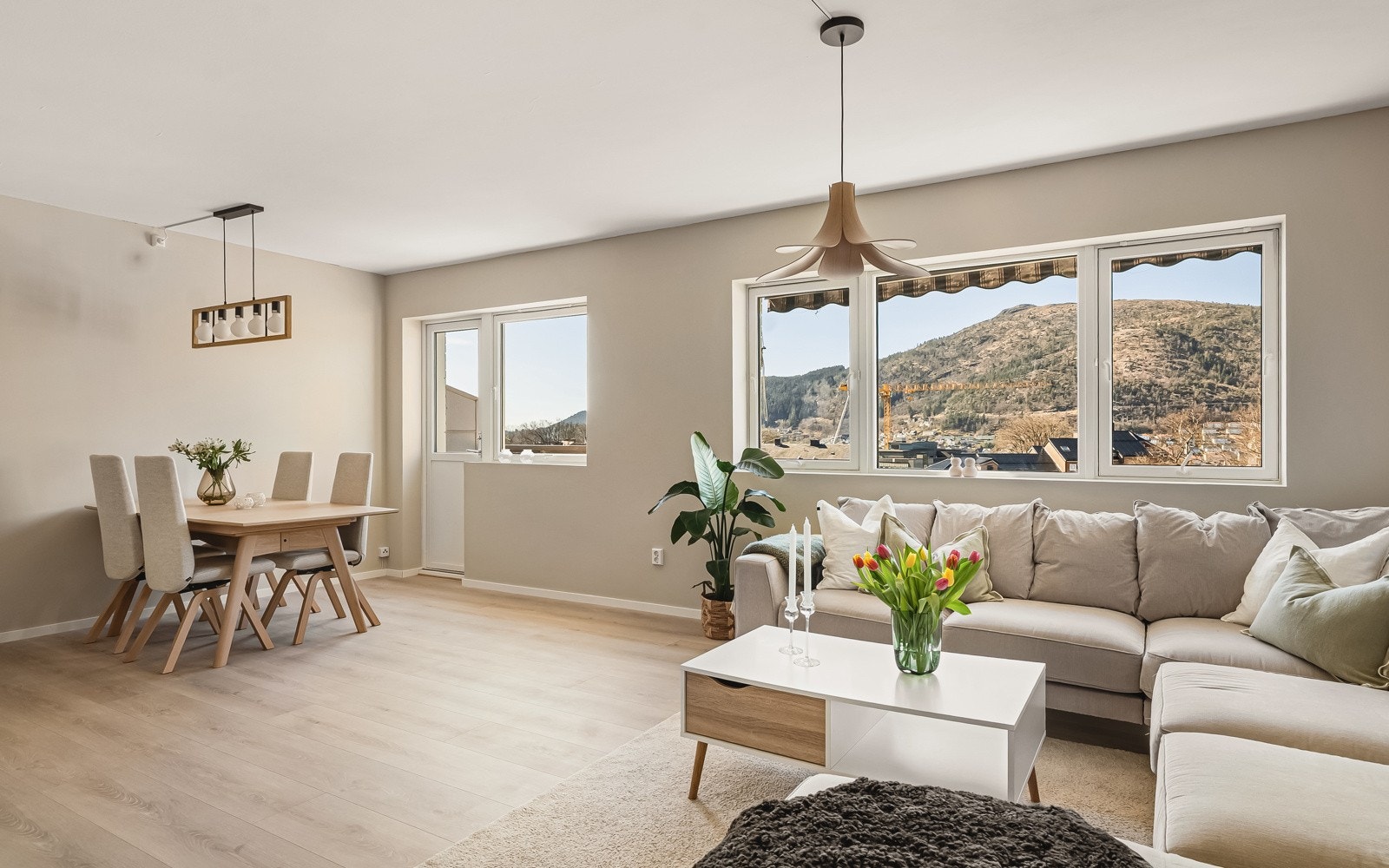 Herlig stue med flott utsikt og gode lysforhold. Galleribilde