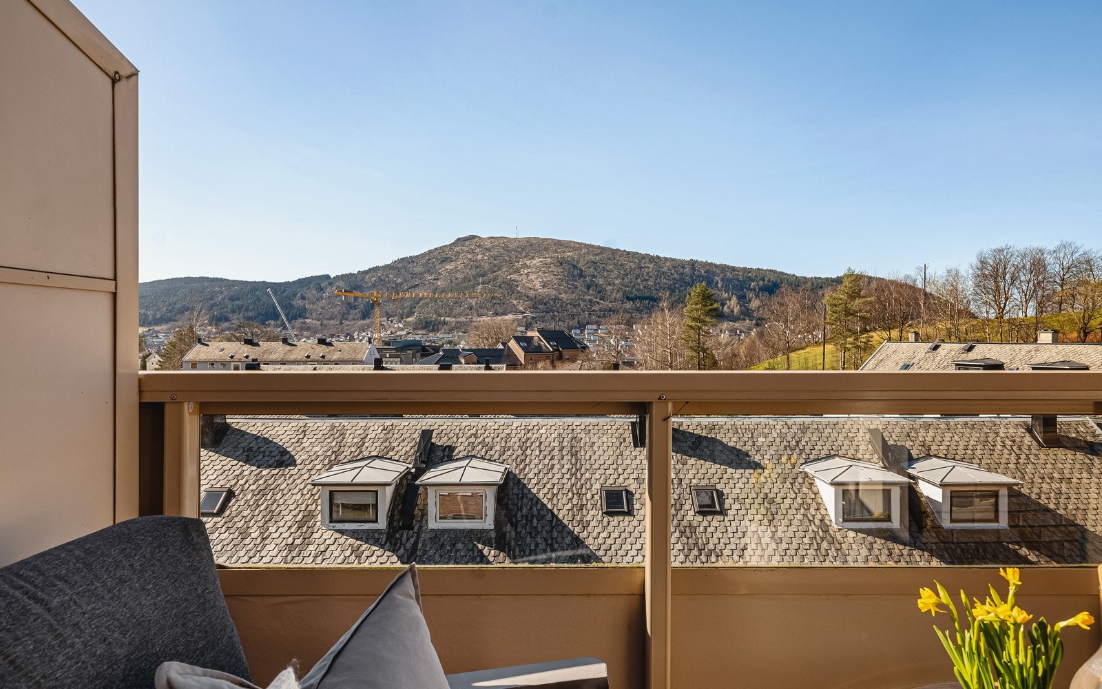 Balkongen er 7 kvm og oppleves skjermet og privat. Flott utsikt mot Løvstakken. Galleribilde