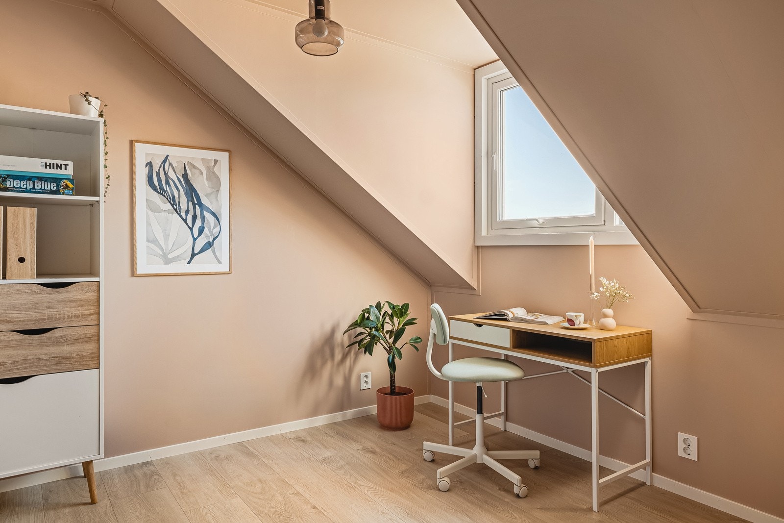 Rommet er perfekt som gjesterom, kontor, hobbyrom eller for utleie. Det er felles toalett og dusj i gangen like utenfor. Galleribilde