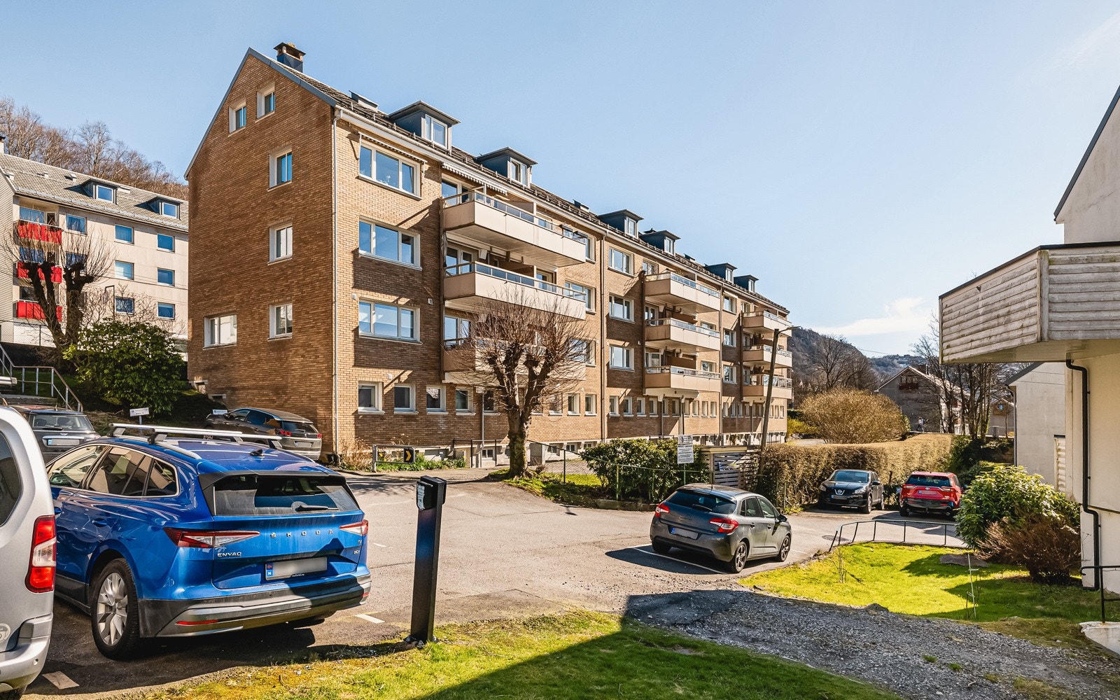 Boliglaget har garasjeplasser og biloppstillingsplasser som kan leies. Disse tildeles etter søknad og ansiennitet. Galleribilde