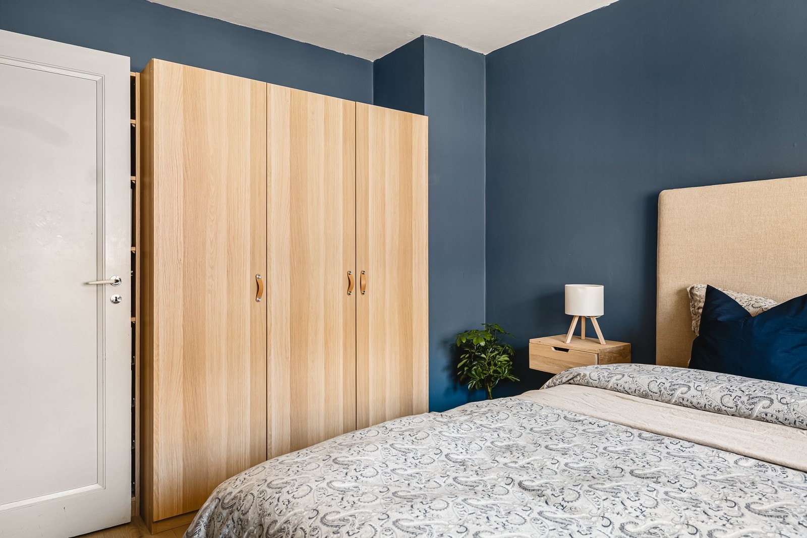 Rommet er innredet med garderobeskap med skapdører og åpent skap bak døren. Galleribilde