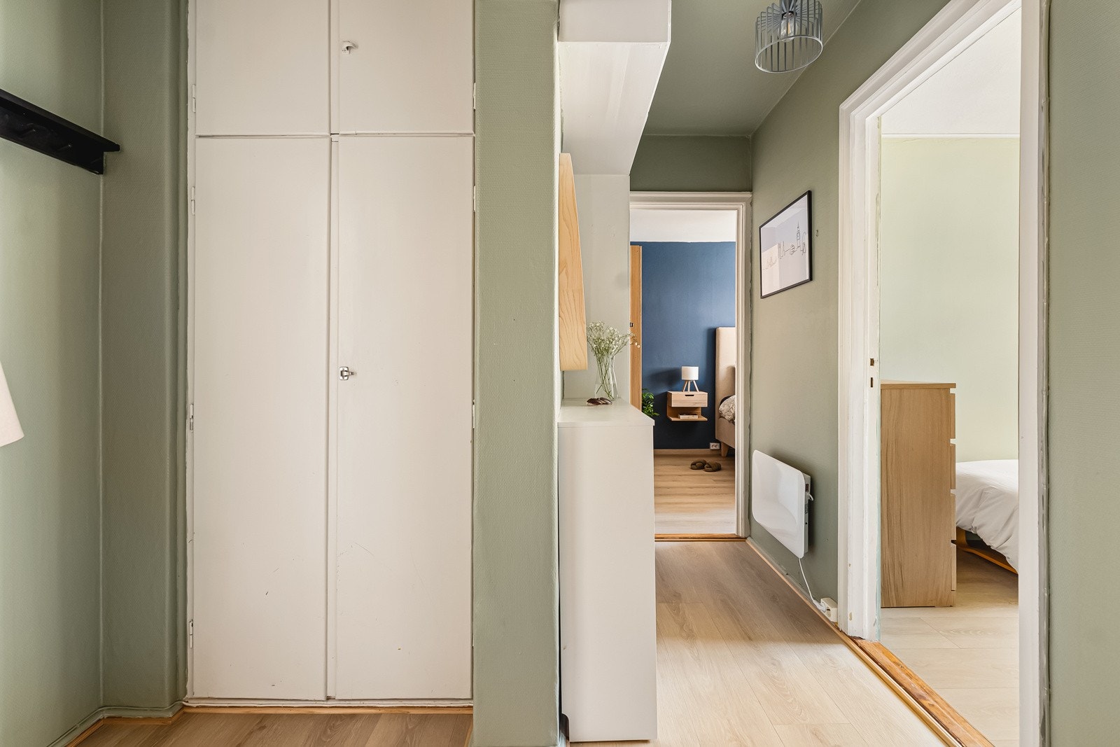 I gangen er det flere gode oppbevaringslønsinger, herunder plassbygde skap, skoskap og plass til vegghengt oppbevaring. Galleribilde