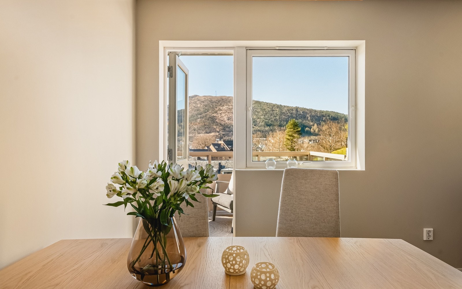 Legg merke til at det er listefritt rundt vinduene i stuen. Galleribilde