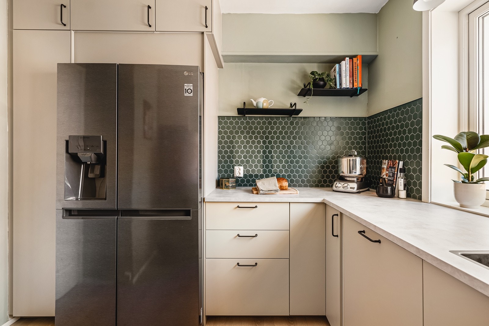 Kombiskapet medfølger i handelen og har integrert isbitmaskin. Galleribilde