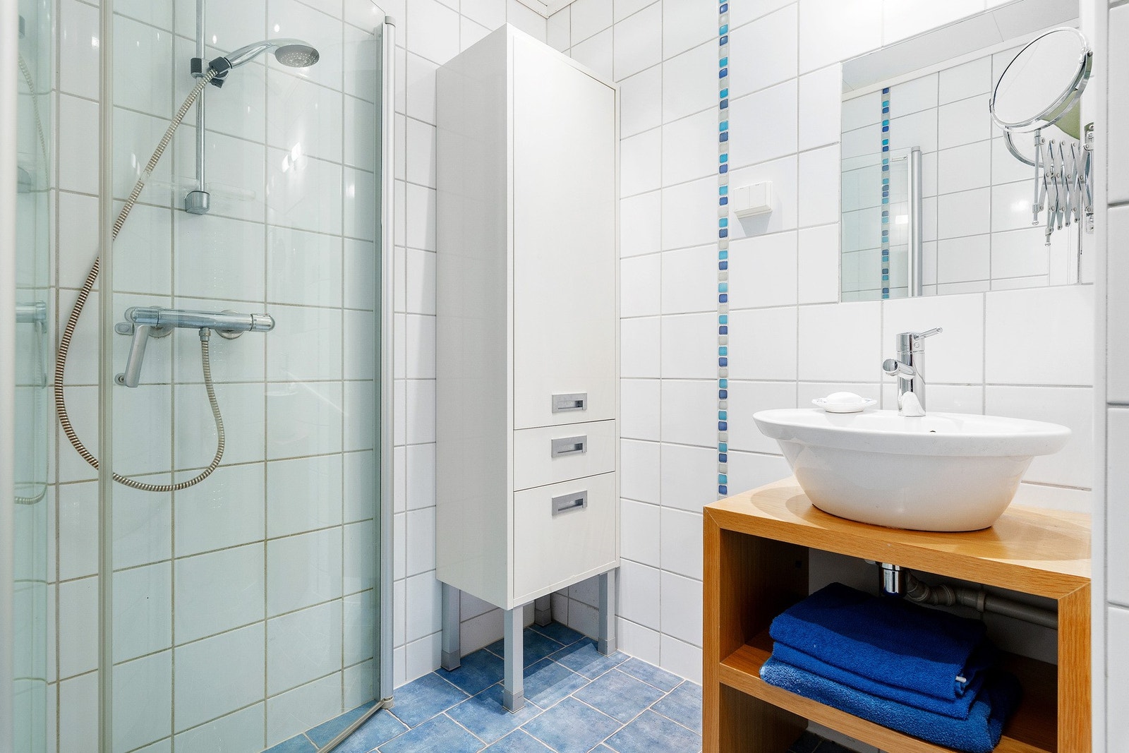 Badet er helfliset og har varmekabler i gulv og plass til høyskap Galleribilde