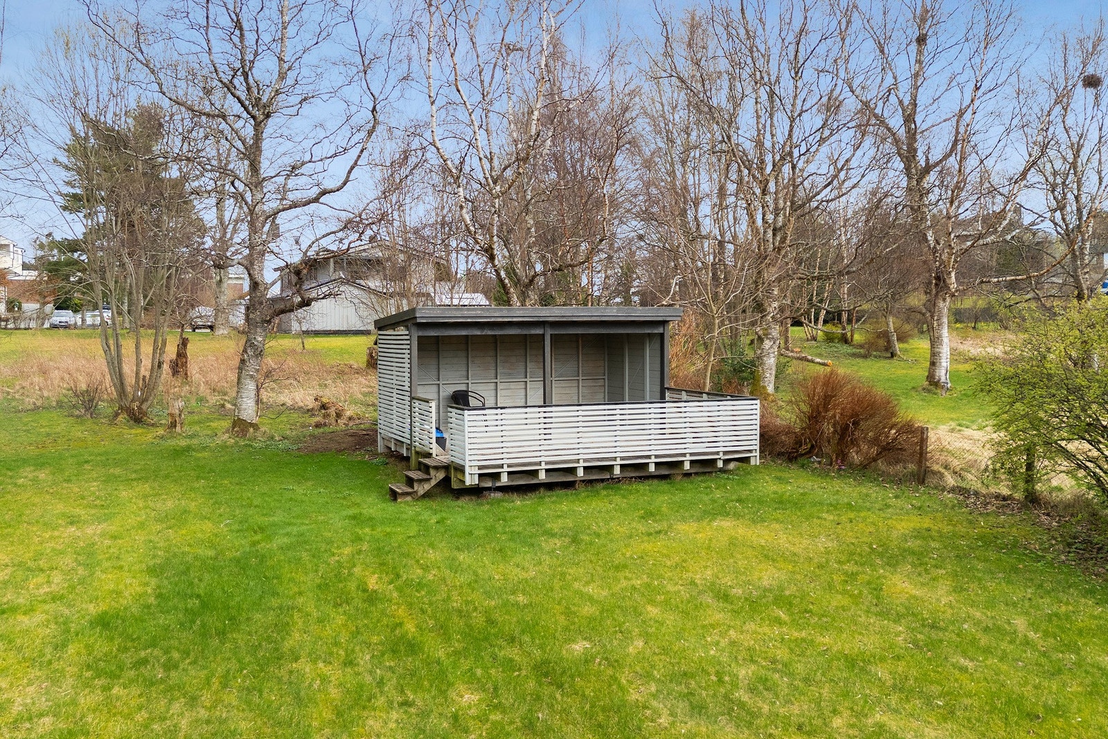 På borettslagets eiendom er det plen og grillhytte til fritt bruk. Denne er vestvendt og har gode solforhold. Galleribilde