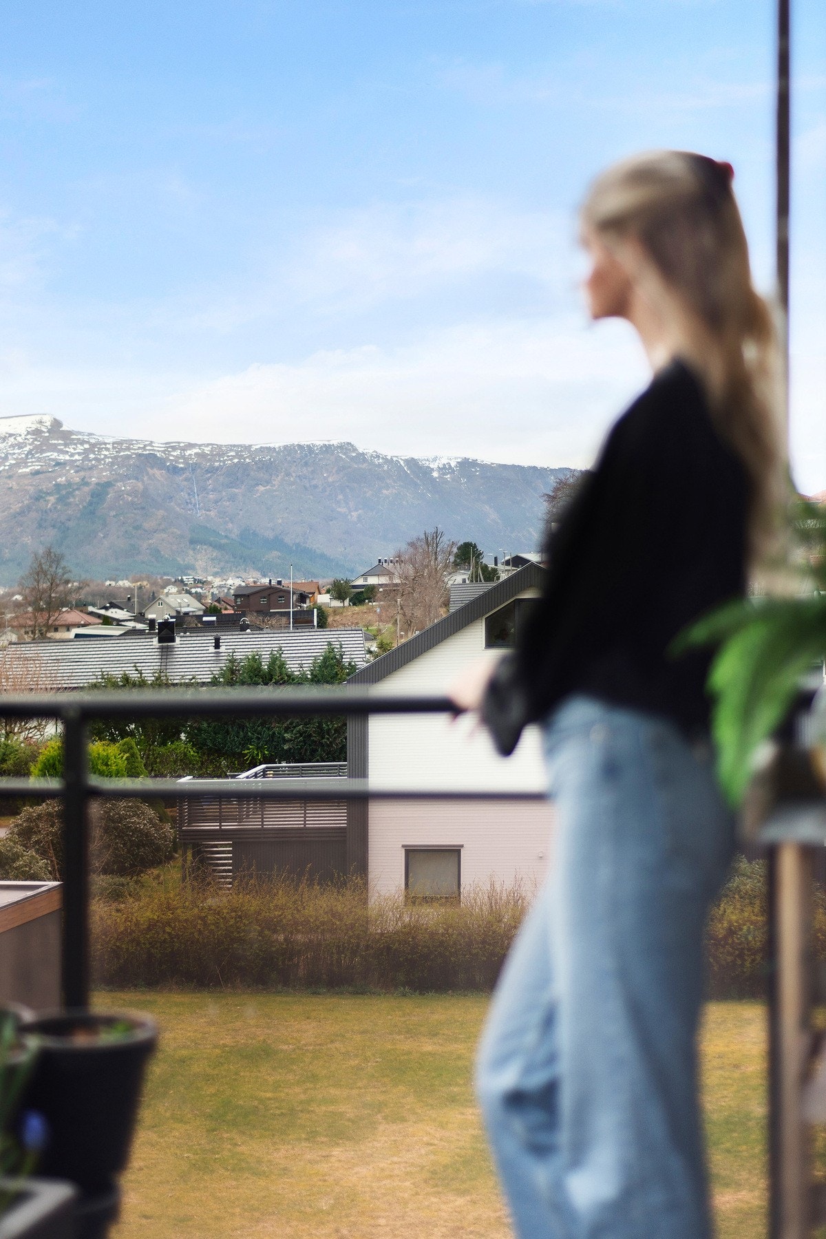 Utsikt mot Sulafjellet fra verandaen. Galleribilde