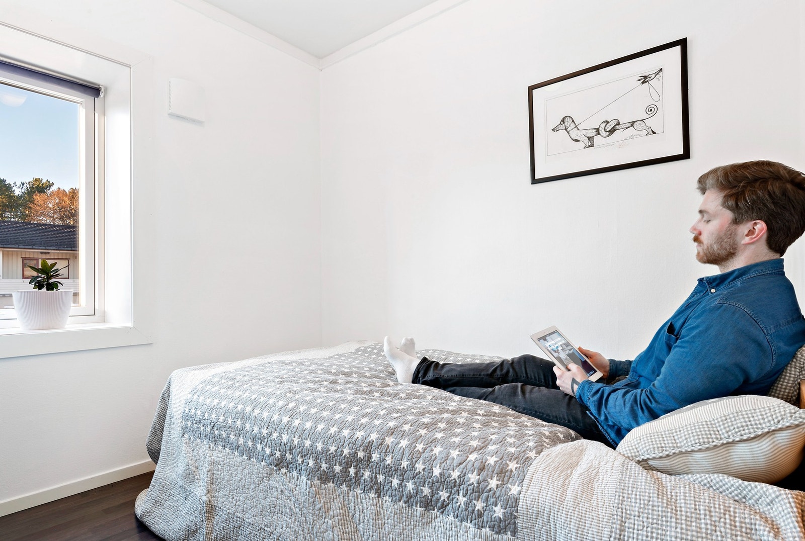 Leiligheten har 3 soverom, alle med vinduer mot nord. Vinduene er nye i 2020 og er av 3- lags isolerglass og med utvendige vedlikeholdsfrie karmer. Galleribilde