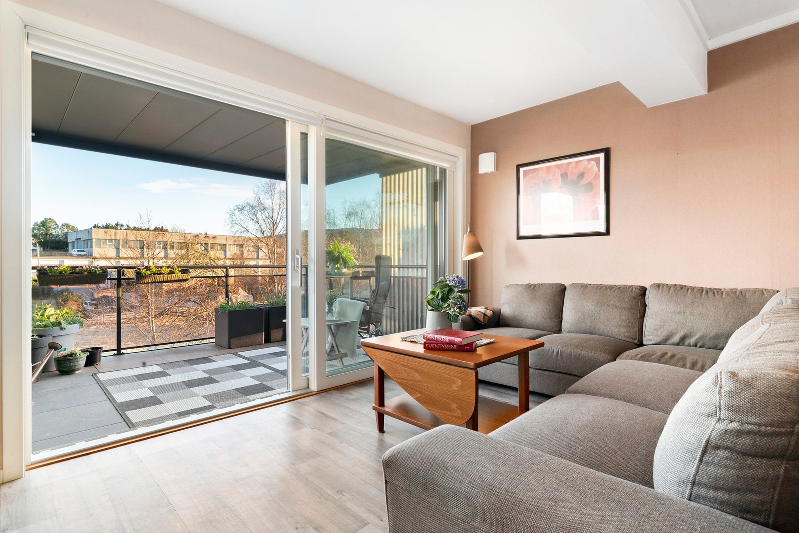 Sett deg ned og kos deg i sofaen. Er det for kaldt ute, kan du ta deg et teppe sette deg i sofaen, åpne døren og høre på den nydelige fuglesangen. Galleribilde