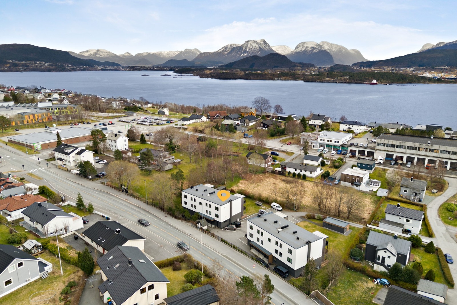 Renovering av borettslaget har gitt fasadene et flott og moderne løft, med isolering, nye vinduer, dører etc Galleribilde