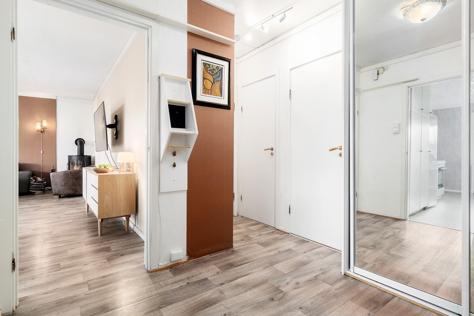 I gangen er det skyvedørsgarderobe - dørene til venstre er til 2 av de tre soverommene Galleribilde