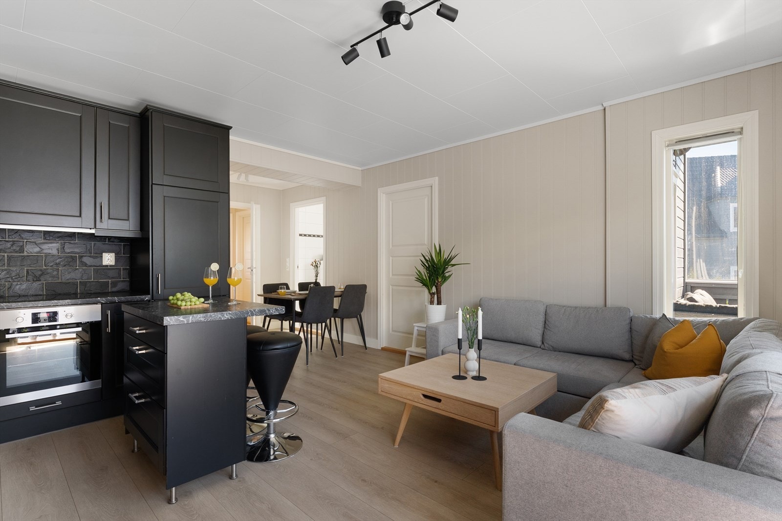 - Her har man plass til en sofagruppe og spisebord i hver sine naturlige soner - Galleribilde
