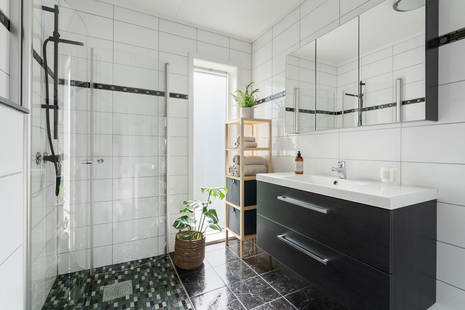 - Helfliset baderom med behagelig varme i gulv - Galleribilde