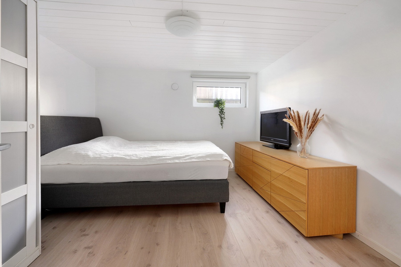 I kjeller er det innredet med kjellerstue og 3 soverom. (ikke godkjent- avviker fra byggetegninger (se diverse)) Galleribilde