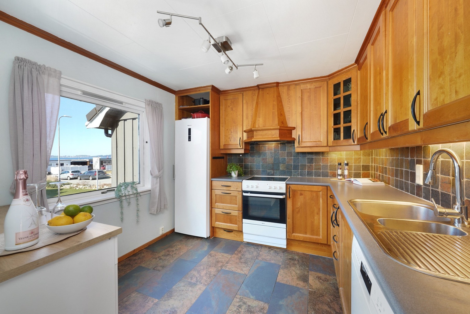 Kjøkkenet har rikelig med skap- og benkeplass. Galleribilde