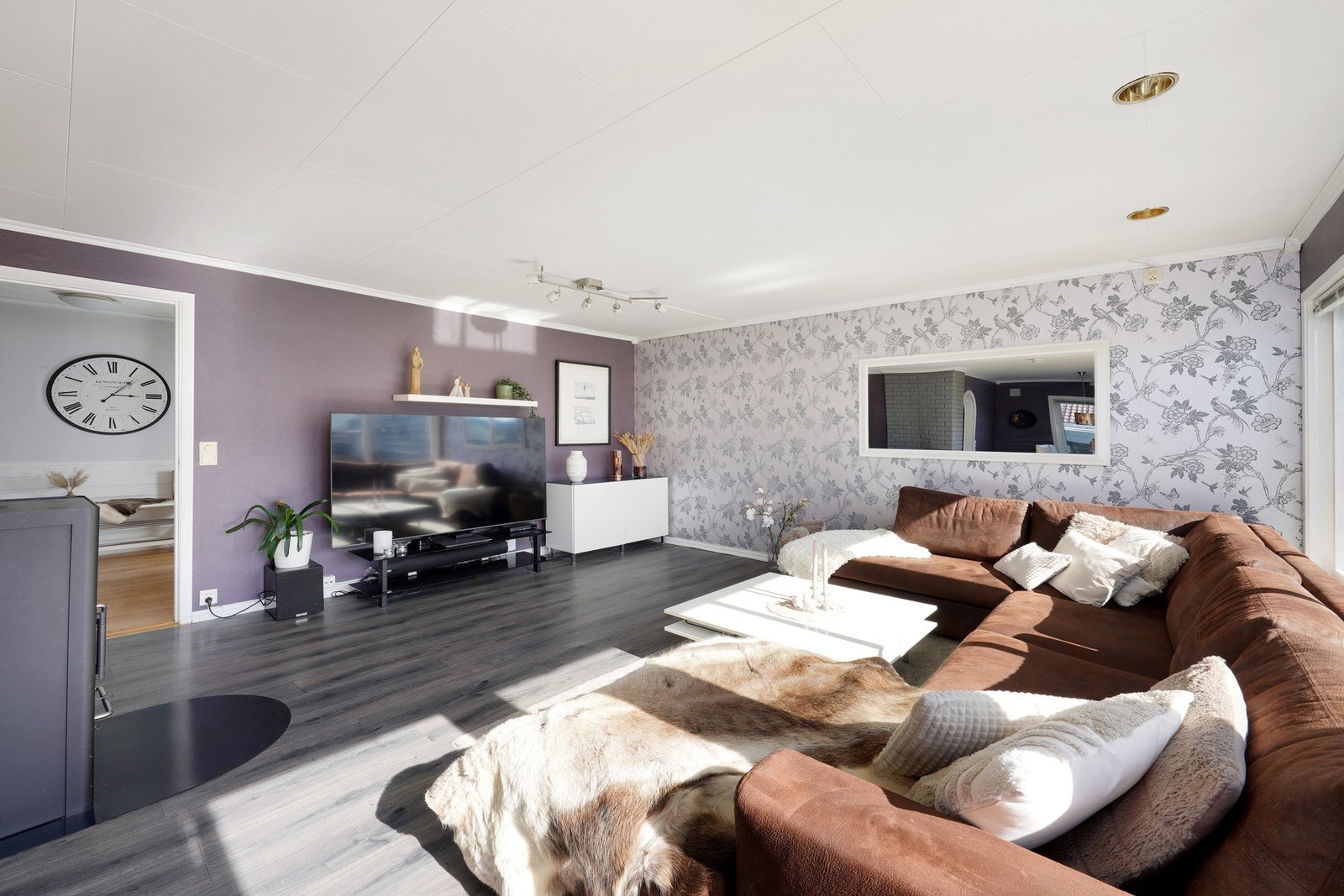 Det er vedovn i stuen som gir god varme Galleribilde