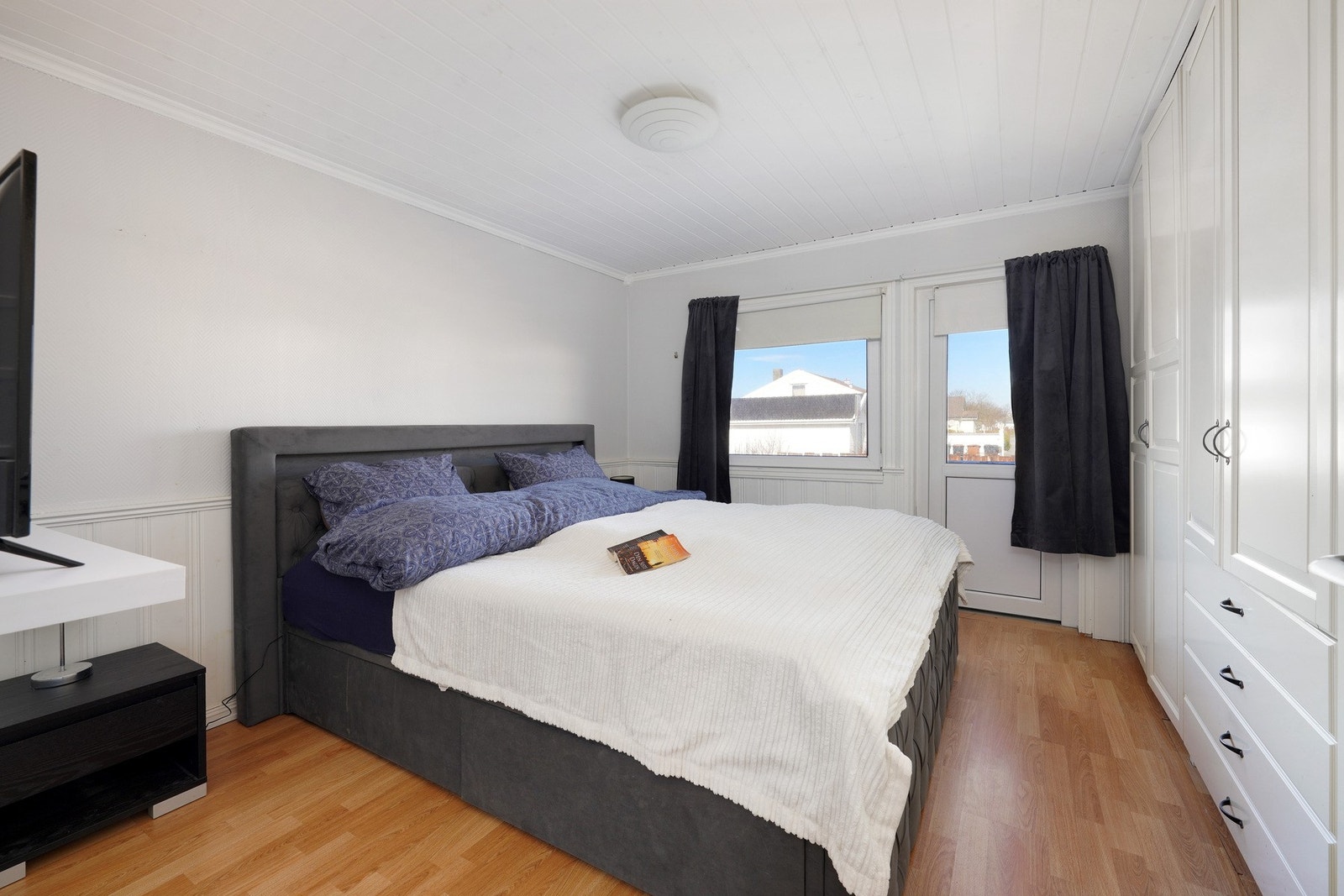 Hovedsoverom med garderobeskap og utgang til balkong. Galleribilde