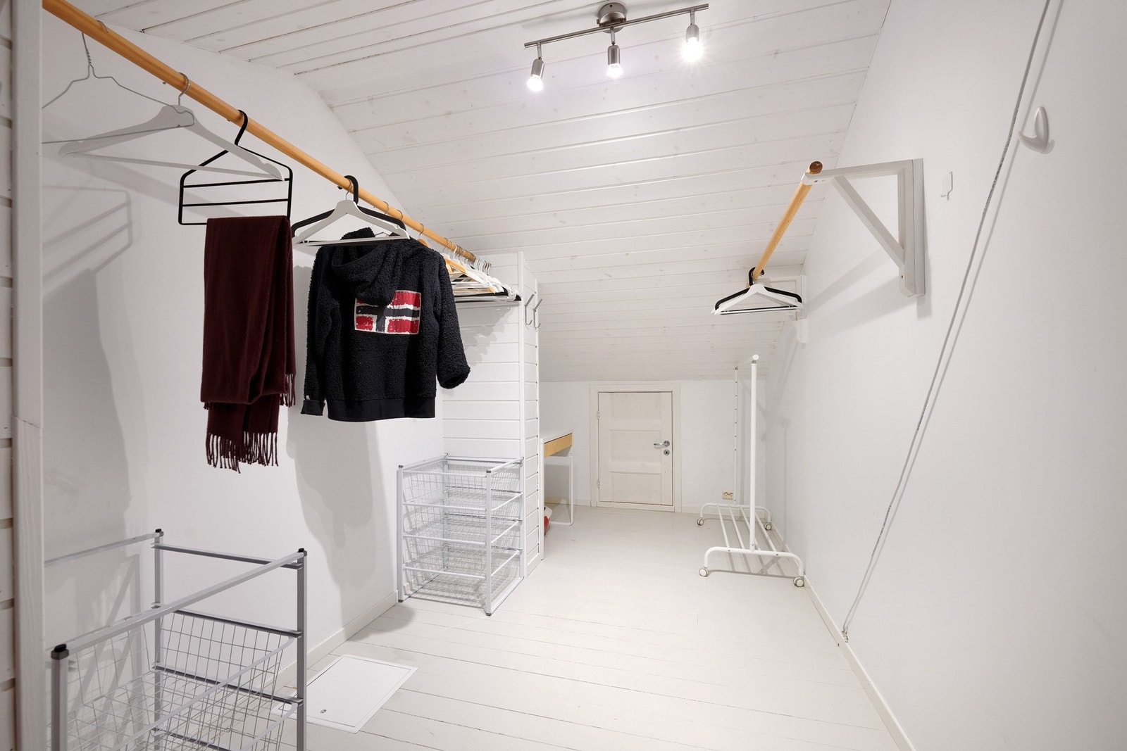 Bod i loftstuen med tilgang til kott for oppbevaring. Galleribilde