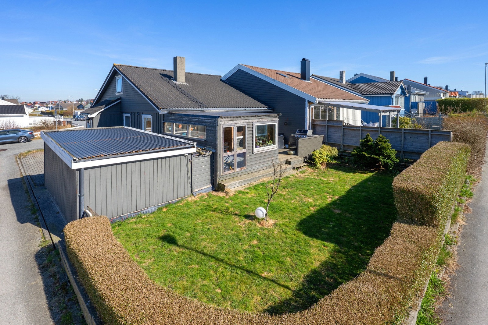 Boligen har en garasje, stor solrik hage, hagestue og terrasse. Galleribilde