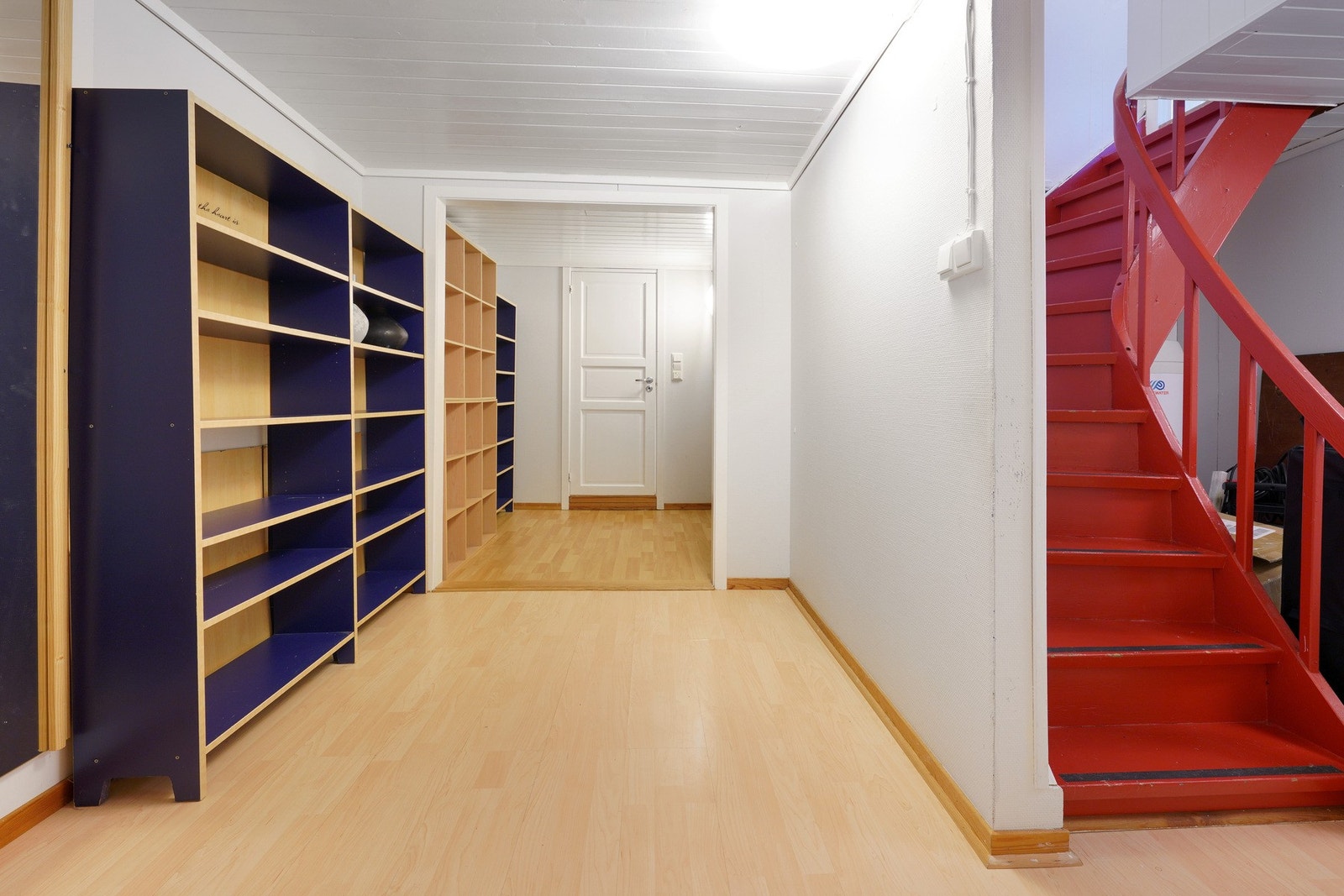 Gang i kjeller Galleribilde