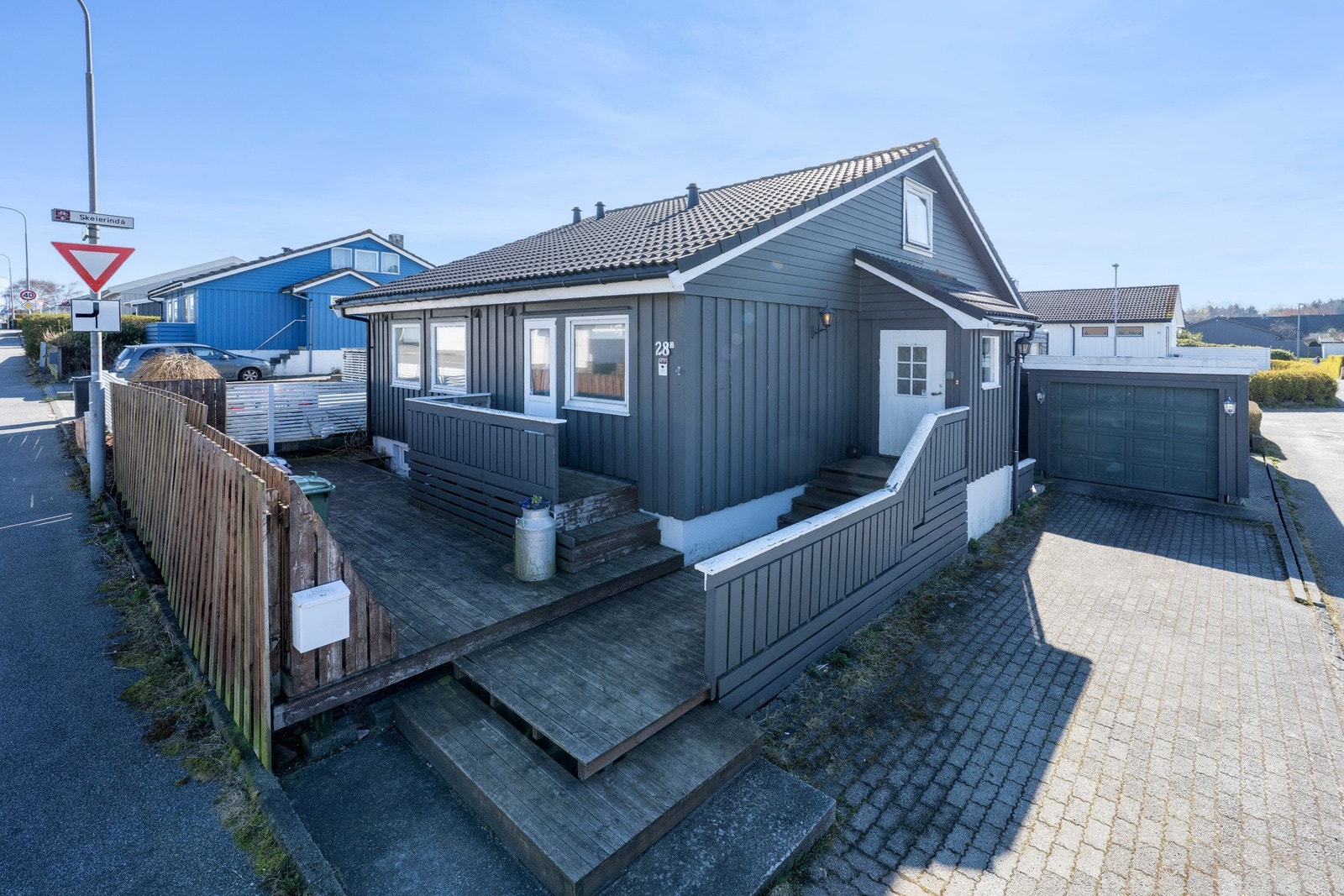 Velkommen til en kjekk vertikaltdelt tomannsbolig i Husebøhagen! Galleribilde