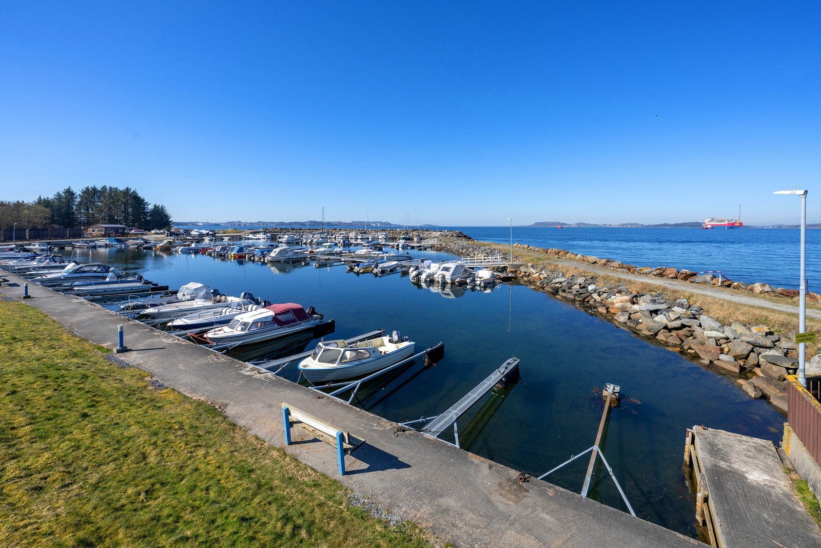 Her er det bare å ta på deg eventyrskoene og utforske. Denne beliggenheten tilbyr vakre turstier, bademuligheter, fiske etter krabbe, skatepark og mye mer. Noen høydepunkter er Trollskogen Hundvåg Kystfort og Pumptrack Skatepark. Galleribilde