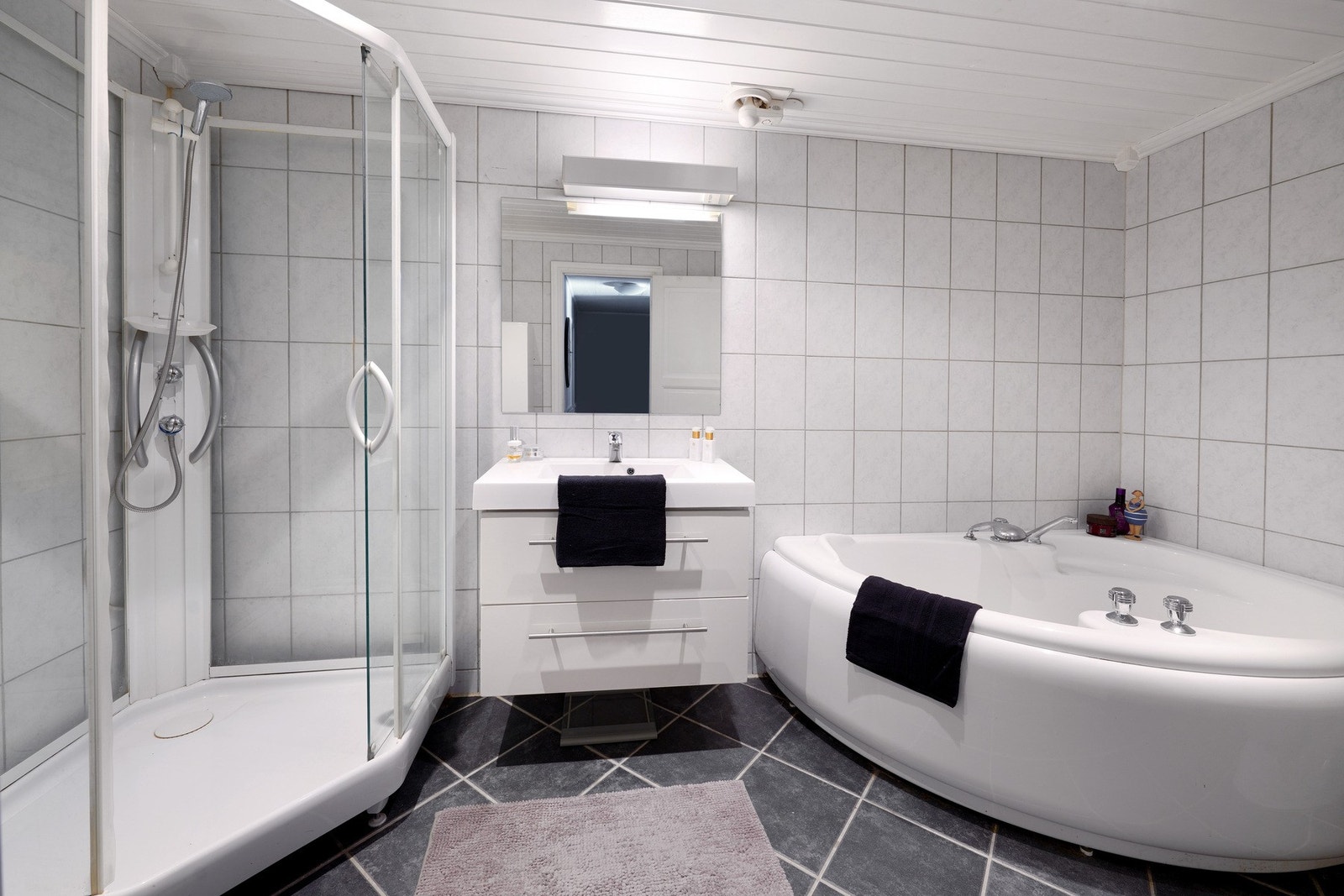 Pent helfliset bad med dusjkabinett og badekar. Galleribilde