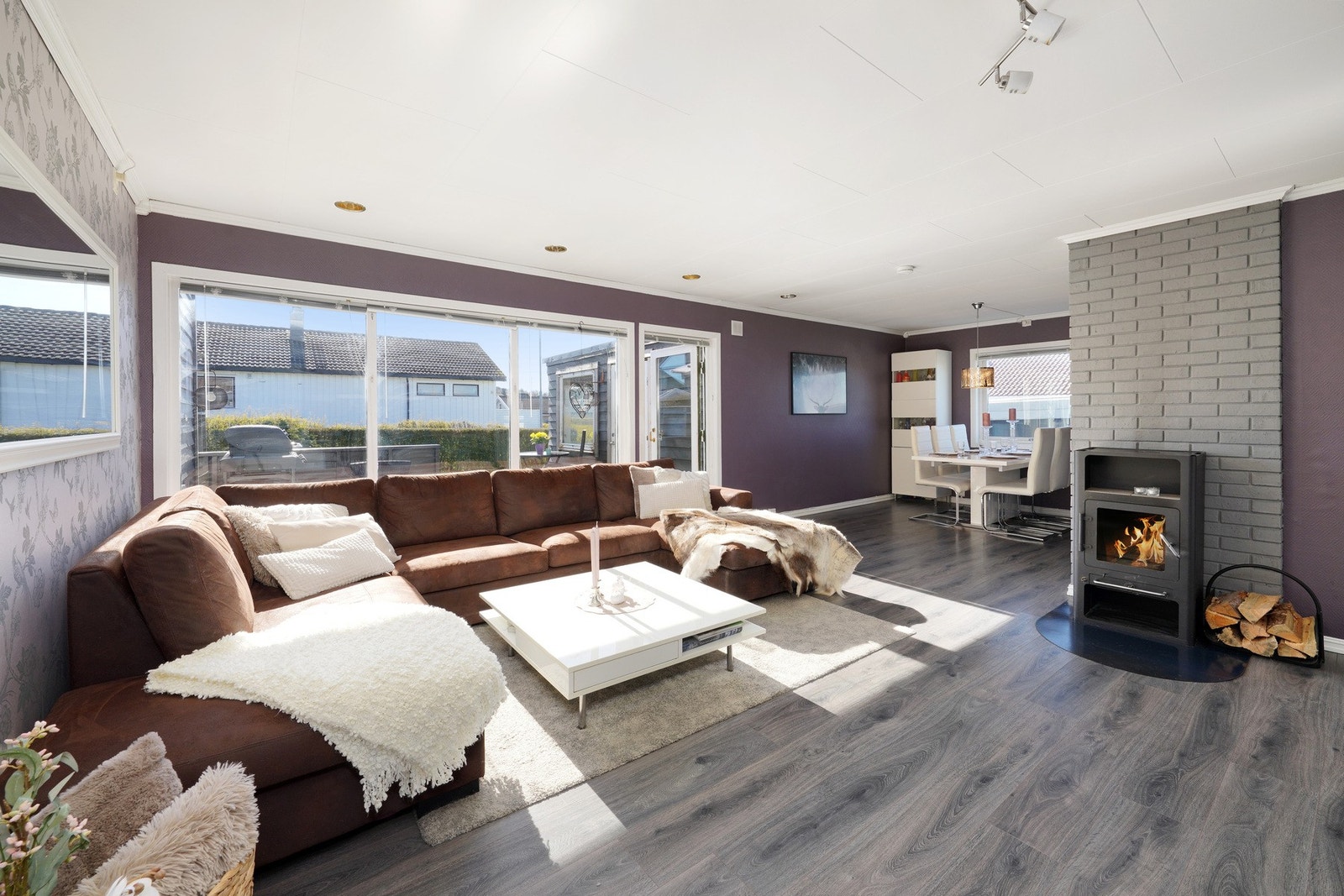 Stor solrik stue med åpen planløsning til spisestuen. Galleribilde