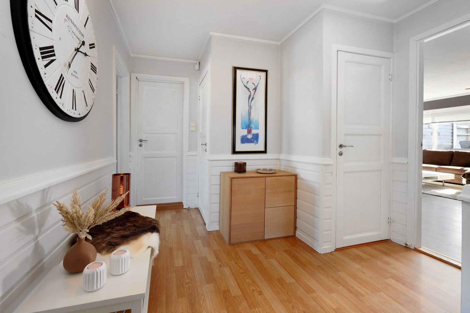 Boligen har en praktisk planløsning med soverom og bad i første etasje og i kjeller. (Soverom i kjeller er ikke godkjent.) Galleribilde