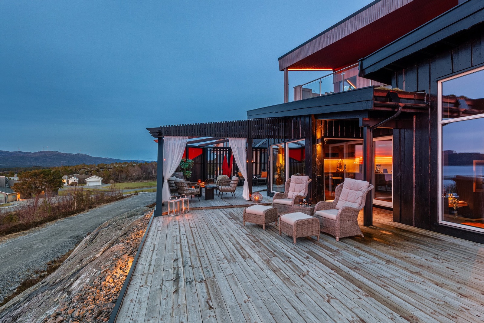 Fra stuen i 1. etasje har man utgang til romslig og pent opparbeidet terrasse Galleribilde