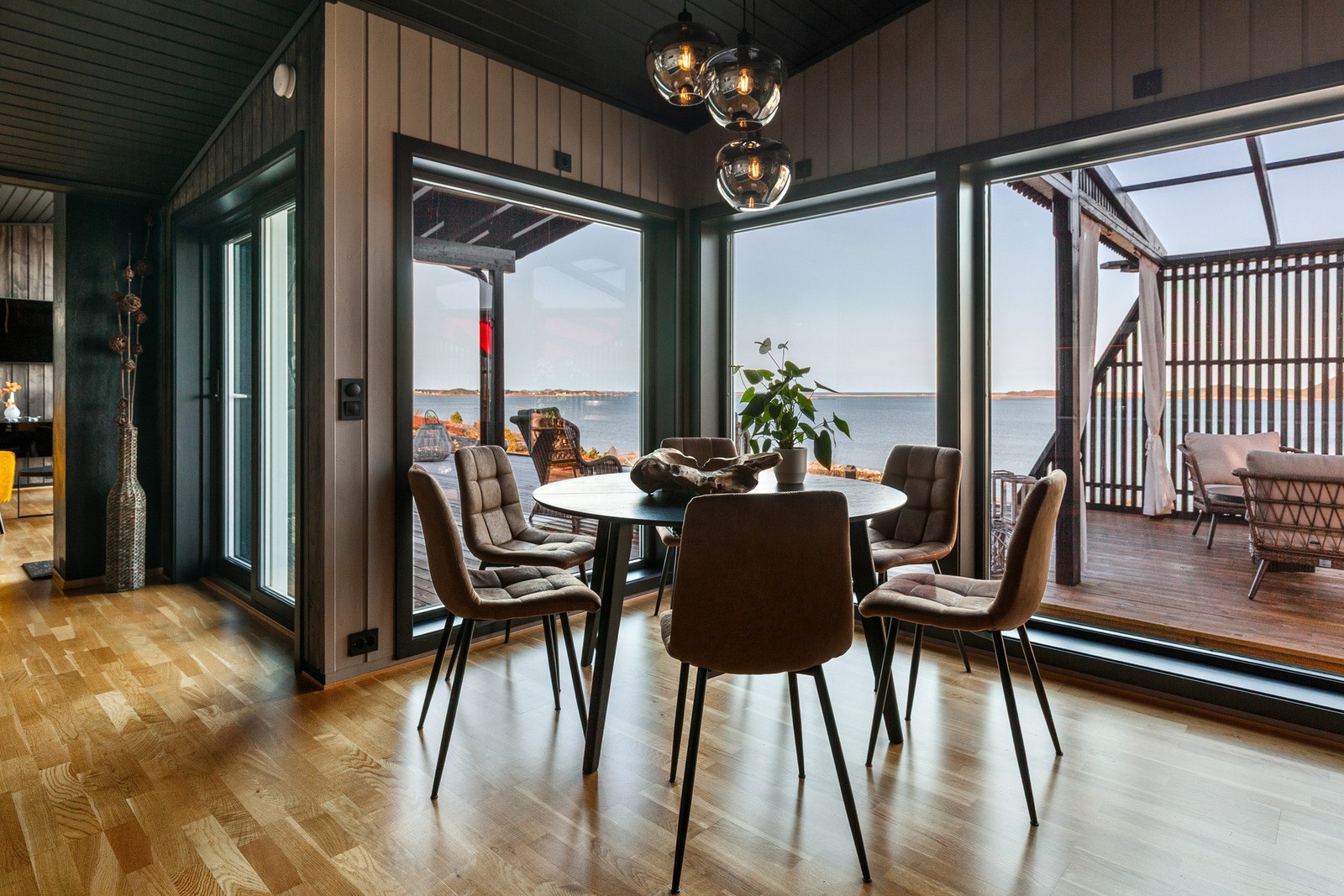 Åpen, praktisk løsning mellom stue og kjøkken Galleribilde