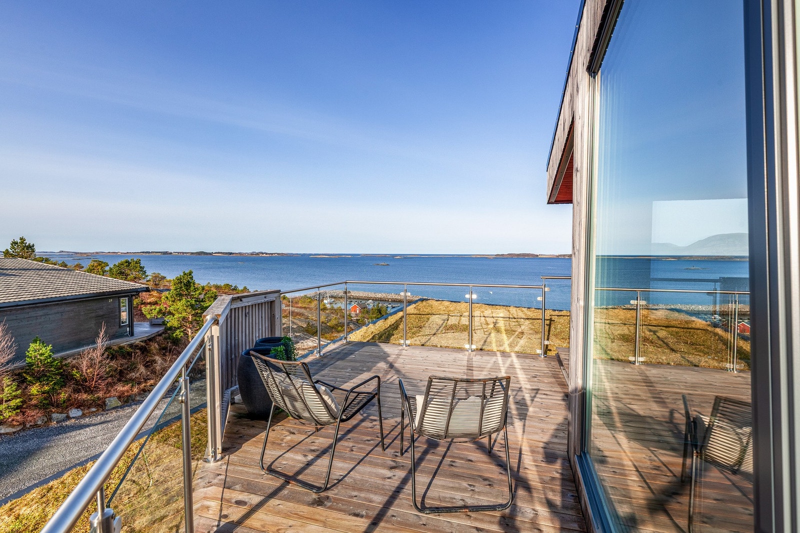 Fra terrassen har man nydelig sjøutsikt og gode solforhold Galleribilde